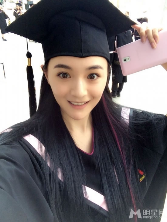 北电校花李依伊毕业照曝光学士服造型抢眼_图-1