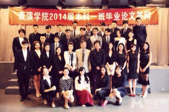 北电校花李依伊毕业照曝光学士服造型抢眼_图-6