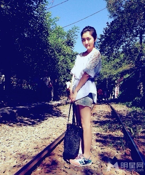 李心洁小三李悦彤私房照卖萌秀豪乳_图-8