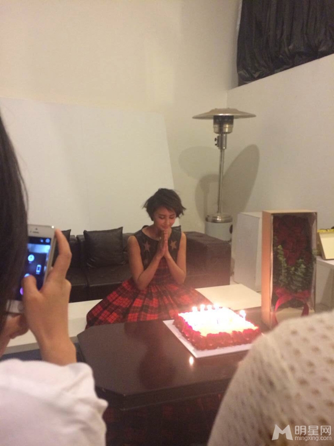 张歆艺片场庆祝生日开心吹蜡烛许愿_图-4
