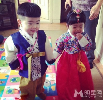 韩国喜感正太妹妹曝光兄妹合影激萌_图-1