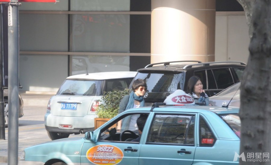 马伊琍逛街心情好察觉被拍急忙离开_图-4