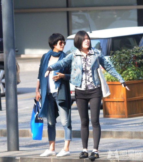 马伊琍逛街心情好察觉被拍急忙离开_图-7
