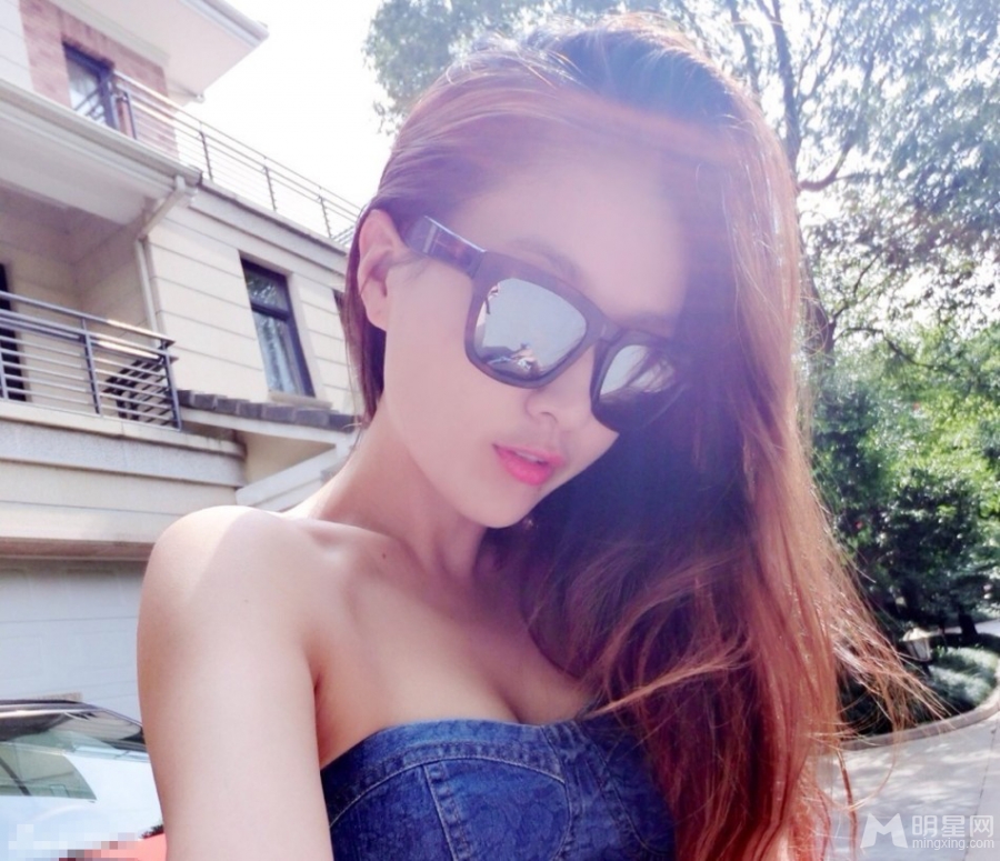 孙敬媛夏日火辣自拍俯身秀乳沟_图-2