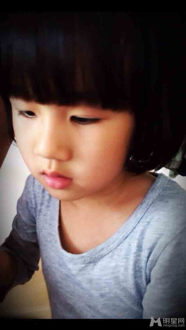 陆毅晒女儿萌照网友大赞像爸爸_图-4