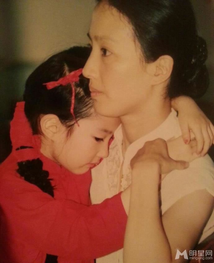 刘亦菲妈妈旧照曝光网友大赞像姐妹_图-1