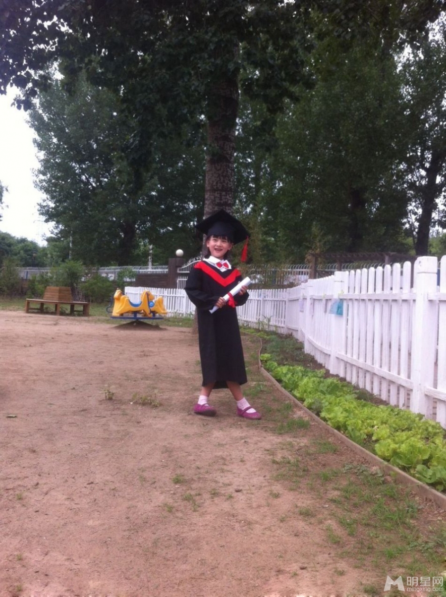田雨橙幼儿园毕业照曝光穿学士服有模有样_图-3