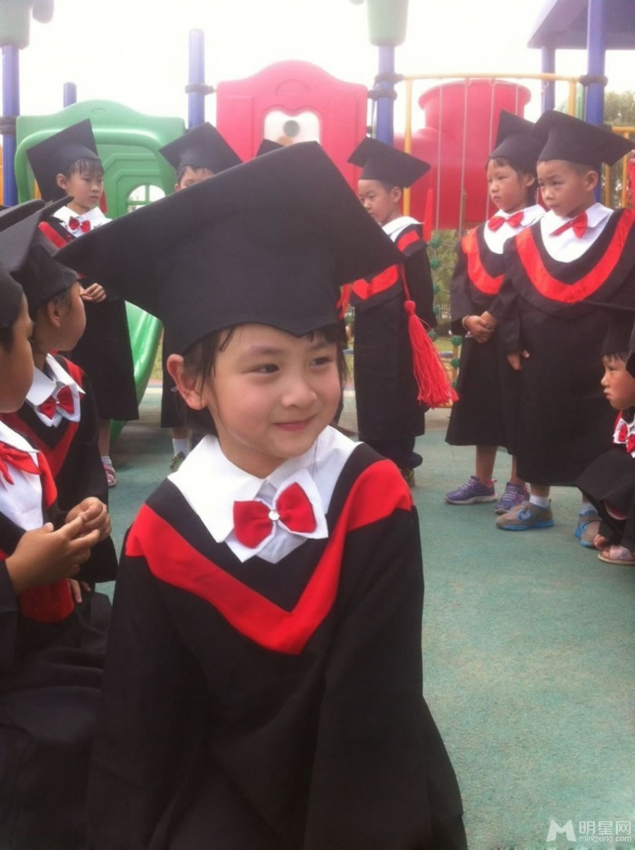 田雨橙幼儿园毕业照曝光穿学士服有模有样_图-1