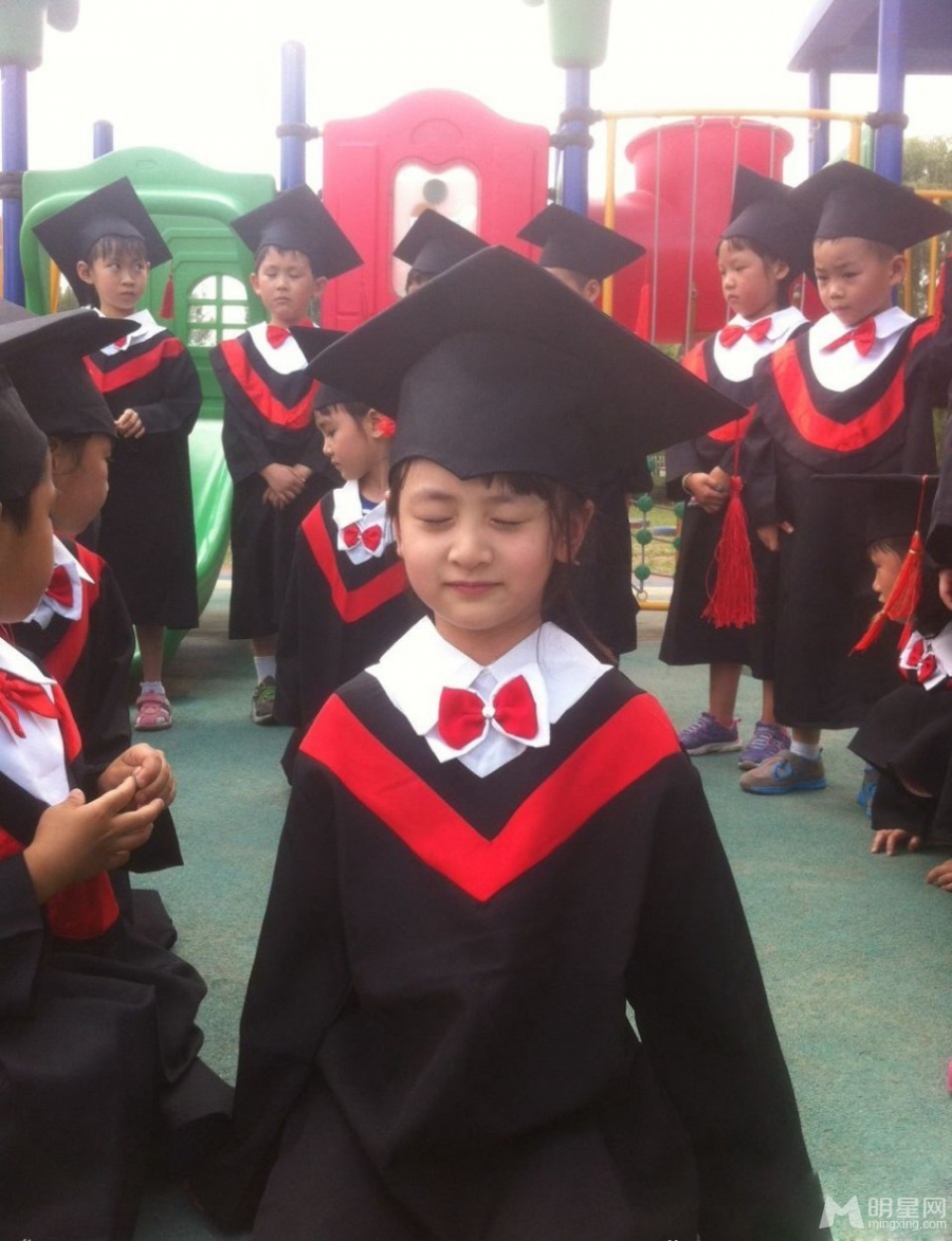 田雨橙幼儿园毕业照曝光穿学士服有模有样_图-2