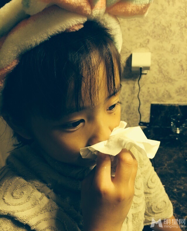 黄磊女儿多多生活照曝光大眼睛激萌_图-2