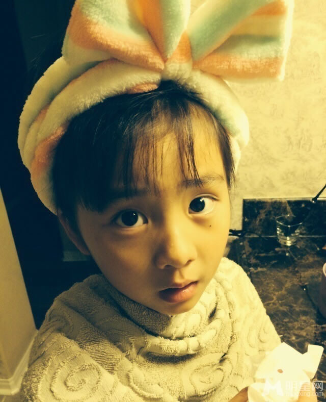 黄磊女儿多多生活照曝光大眼睛激萌_图-1