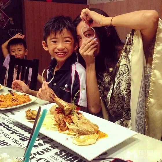 张柏芝与儿子享受美食拿洋葱搞怪自拍_图-1