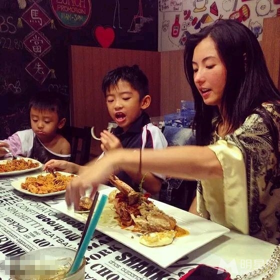 张柏芝与儿子享受美食拿洋葱搞怪自拍_图-4