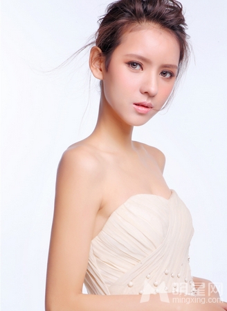 泡沫之夏将登荧幕女主张予曦甜美可爱_图-6