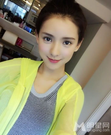 泡沫之夏将登荧幕女主张予曦甜美可爱_图-1