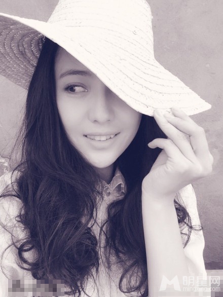 佟丽娅化身清纯村姑戴草帽大玩自拍_图-6