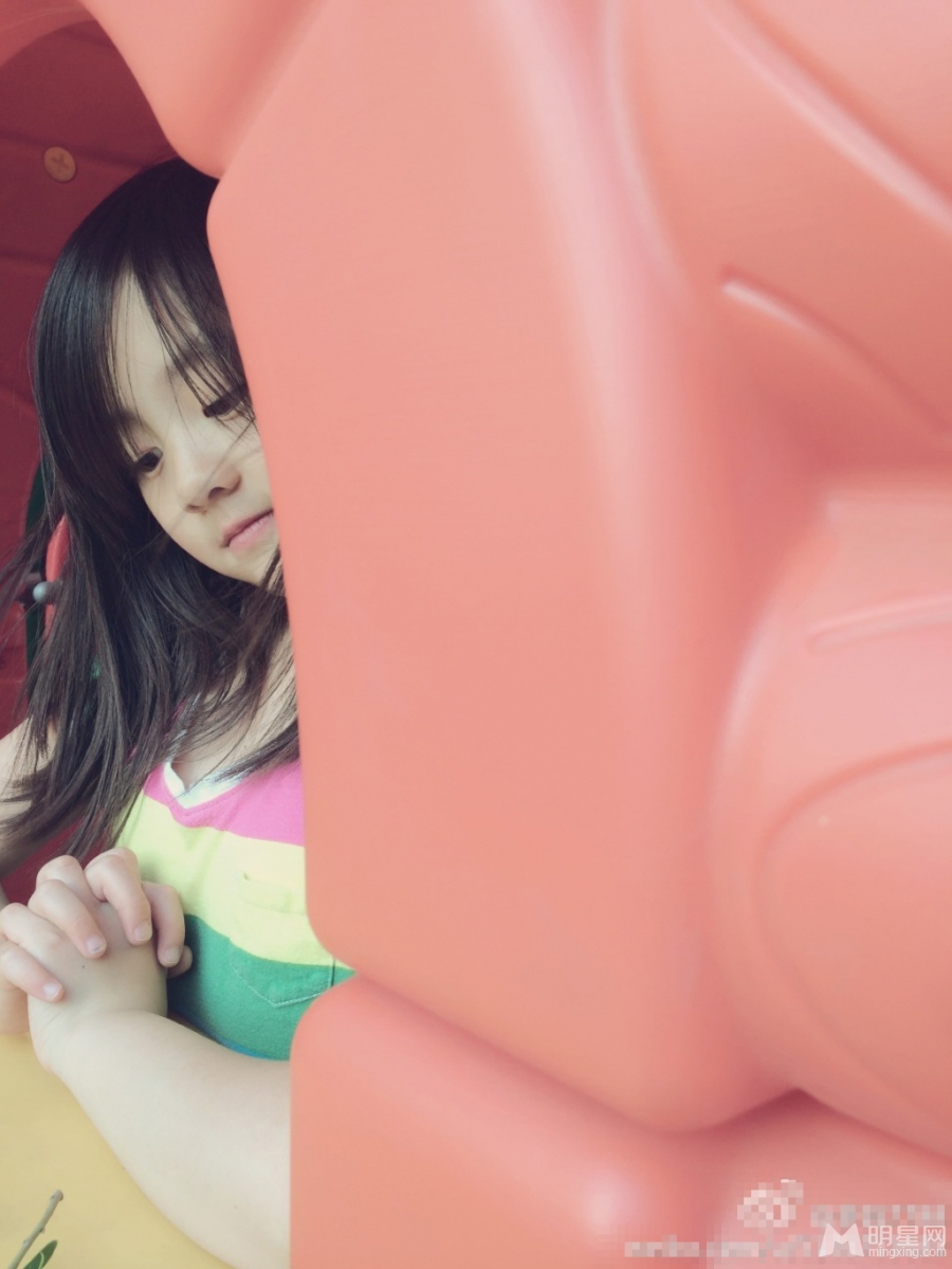 黄磊女儿多多最新生活照公园畅快玩耍_图-6