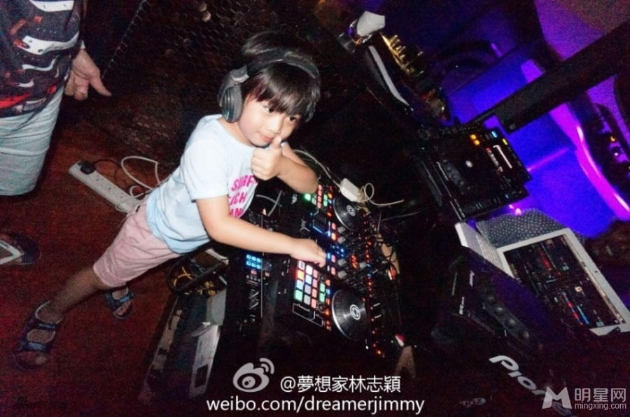 kimi化身酷帅DJ林志颖变调酒师_图-1