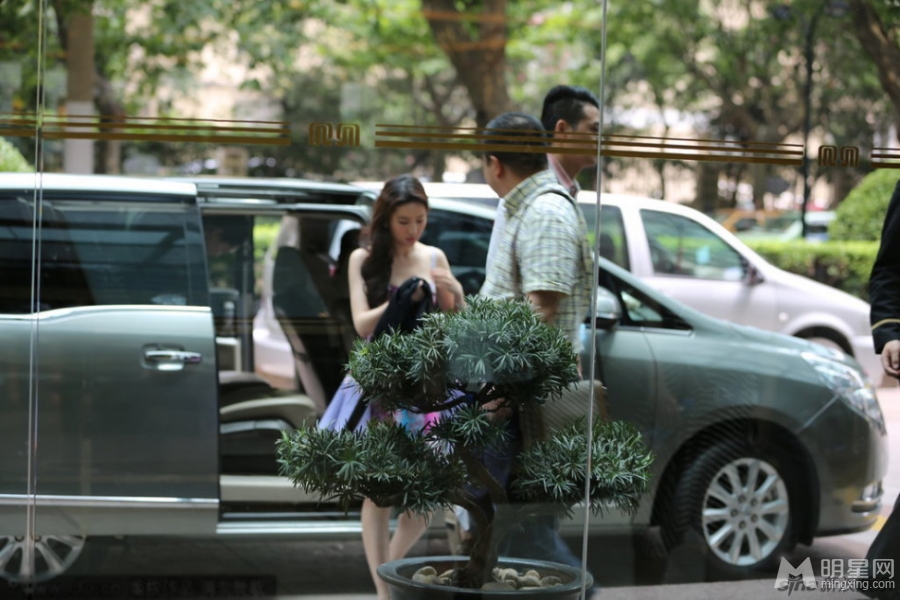 刘亦菲着性感吊带露酥胸遭粉丝围堵狂拍_图-4