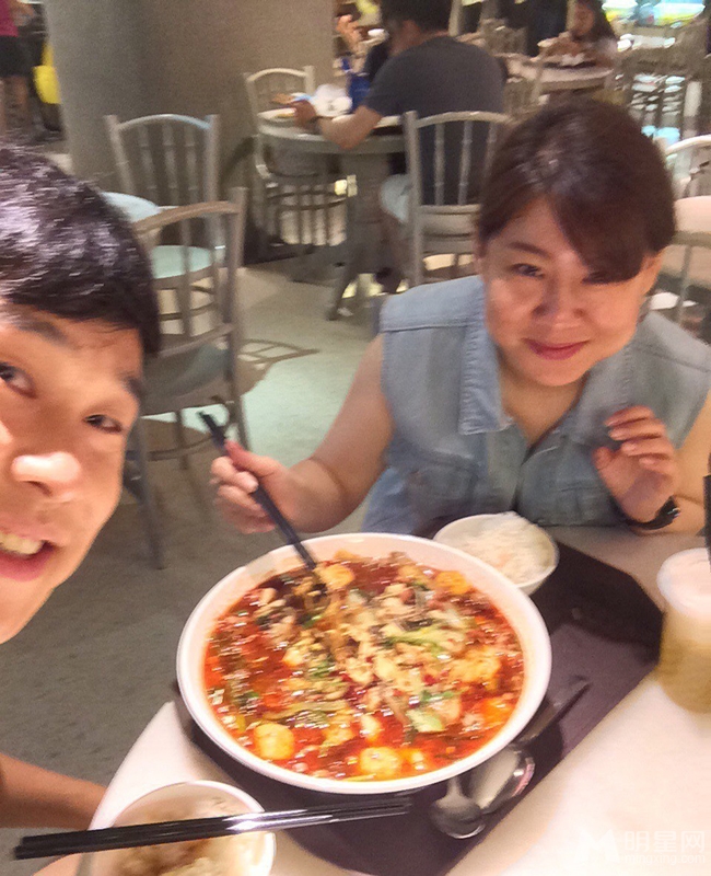 小沈阳结婚纪念日微博秀与妻恩爱照_图-2