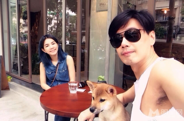 Ella微博晒照秀恩爱与老公甜蜜出镜_图-1