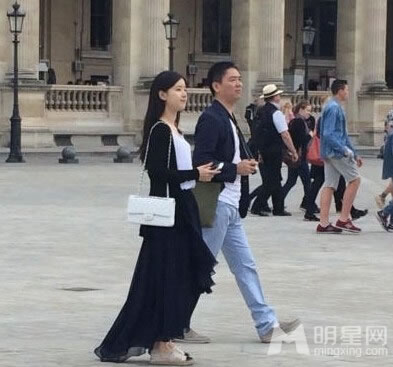 刘强东携奶茶妹妹游巴黎老少恋感情升温_图-1