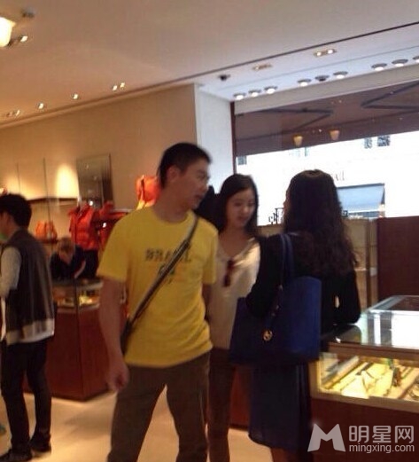 刘强东携奶茶妹妹游巴黎老少恋感情升温_图-7