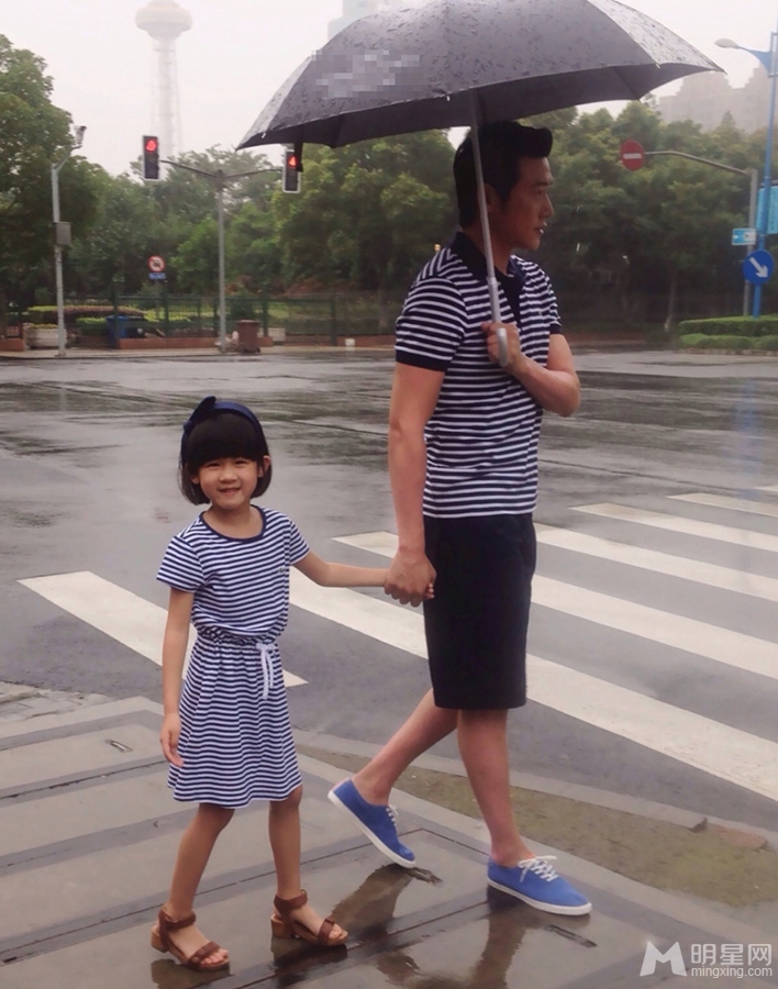 陆毅携贝儿雨中散步网友称矿工他的女儿_图-8