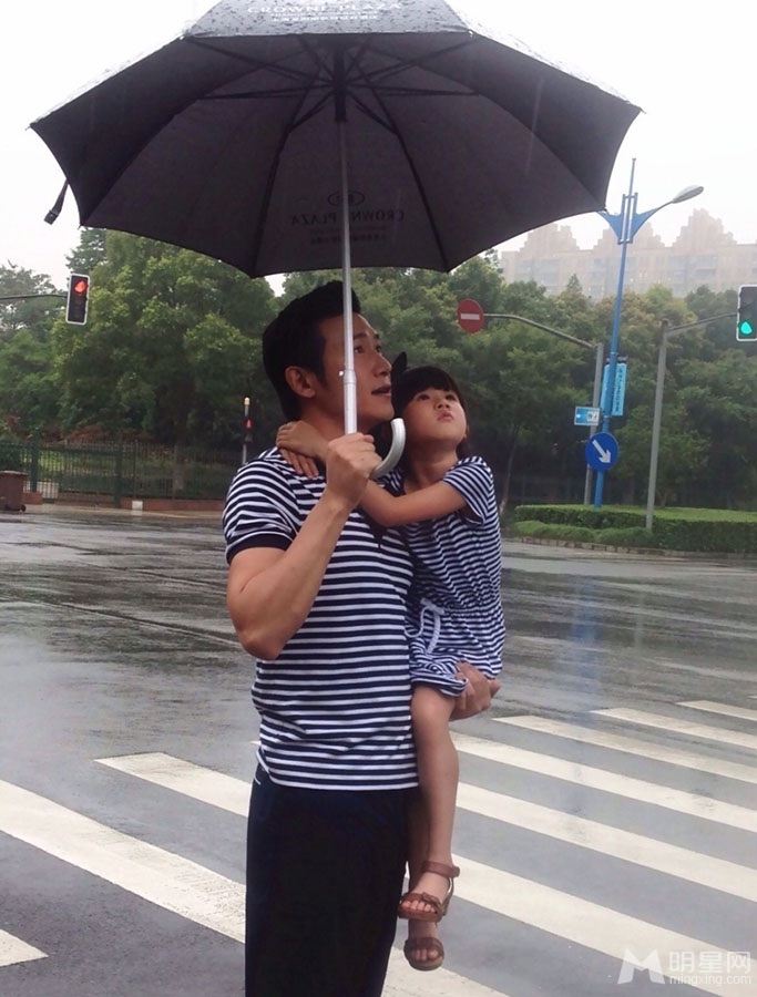 陆毅携贝儿雨中散步网友称矿工他的女儿_图-3