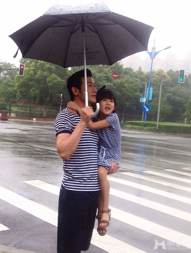 陆毅携贝儿雨中散步网友称矿工他的女儿_图-2