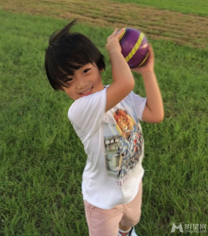Kimi长大了爱哭小子变活泼暖男_图-1