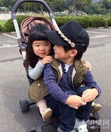 曹格女儿强吻Kimi俩家预订娃娃亲_图-5