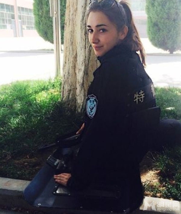 新疆反恐女特警微博走红姣好容颜获赞_图-9