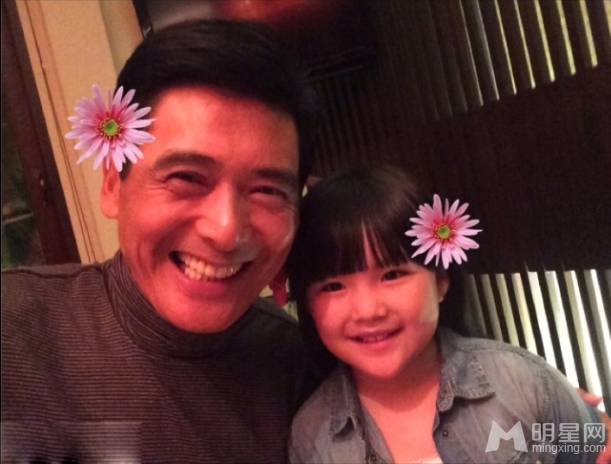 余文乐与王诗龄亲密合影小公主人气爆棚_图-5