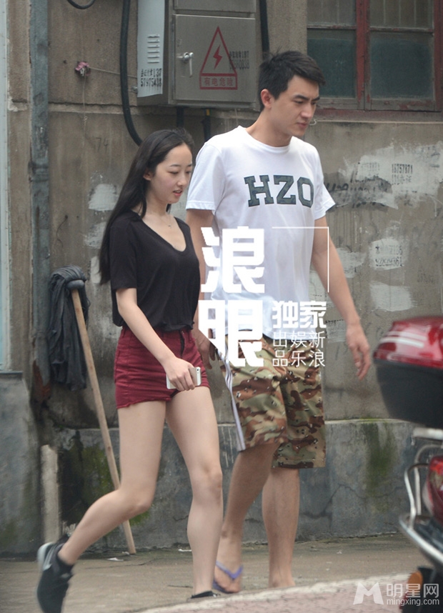 林更新蒋梦婕恋情曝光素颜出街亲密摸背_图-13