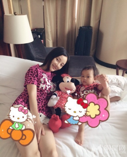 李小璐与女儿生活照甜馨不改抠脚女汉子本色_图-4