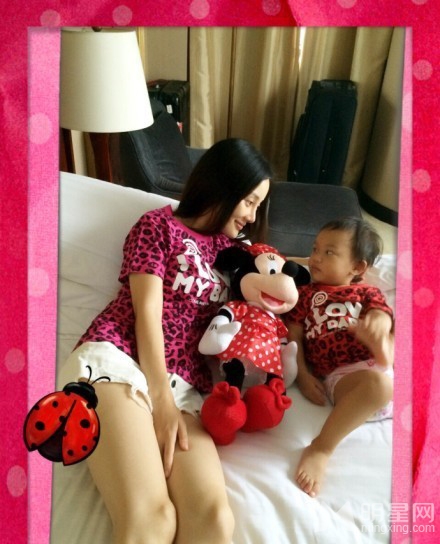 李小璐与女儿生活照甜馨不改抠脚女汉子本色_图-2