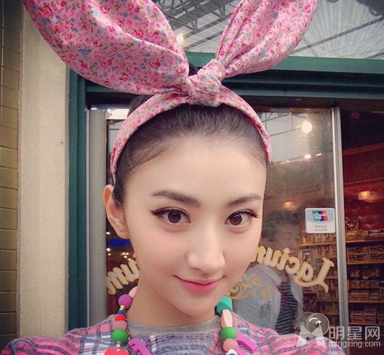 景甜游乐园卖萌大露美腿可爱性感_图-3
