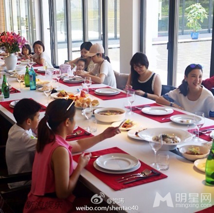 黄奕携女出席亲友聚会铛铛呆萌出镜_图-3