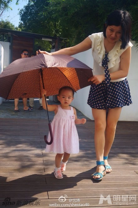 黄奕携女出席亲友聚会铛铛呆萌出镜_图-1