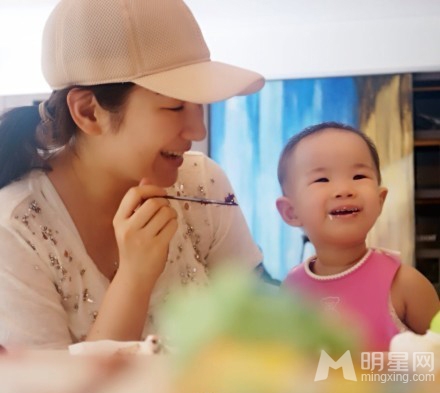 黄奕携女出席亲友聚会铛铛呆萌出镜_图-9