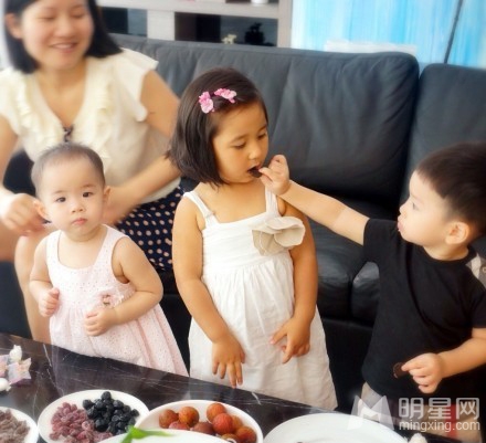 黄奕携女出席亲友聚会铛铛呆萌出镜_图-6