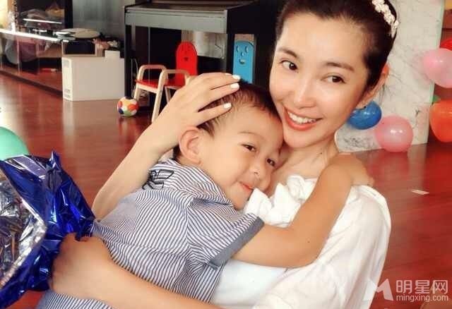 李冰冰素颜替外甥庆生与男闺蜜任泉亲密合影_图-2