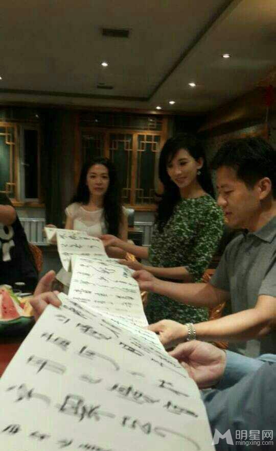 林志玲花裙现身哈尔滨大秀美腿嗨翻天_图-8