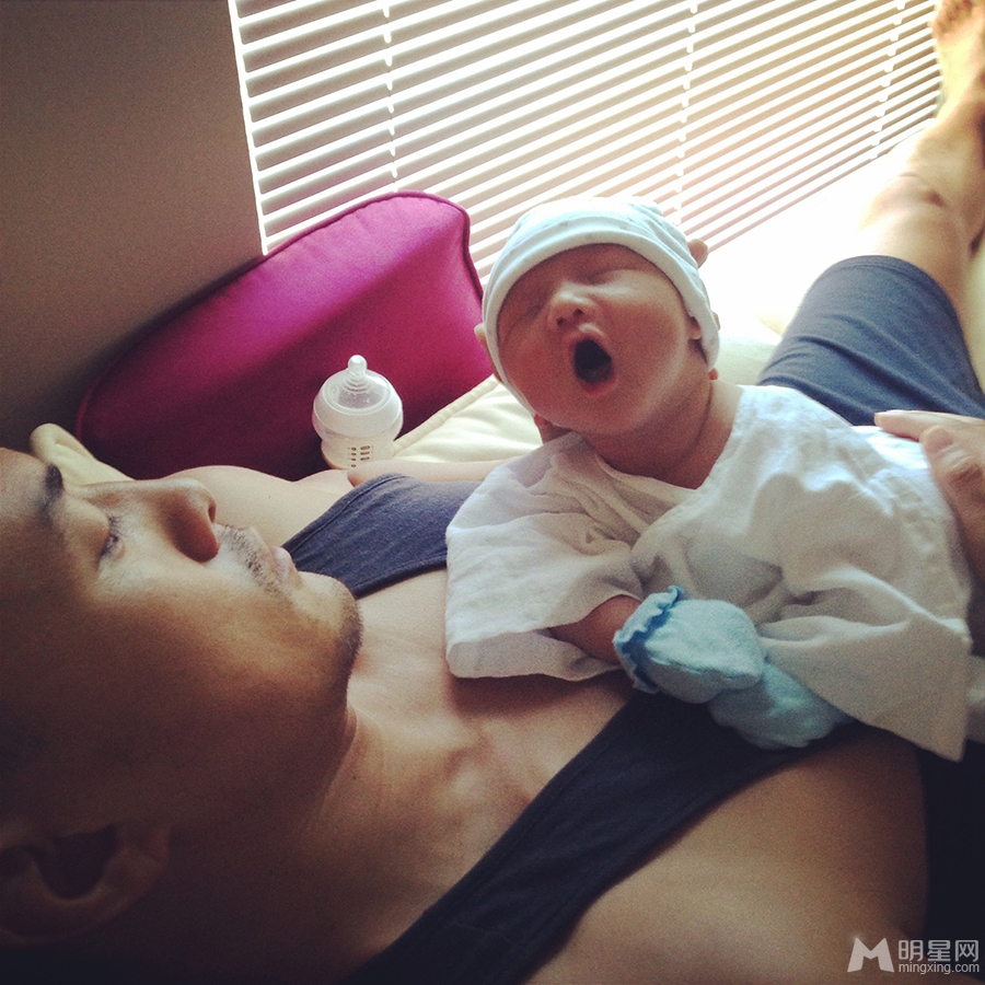 何洁晒全家福一家三口其乐融融_图-2