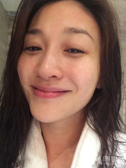 人妻李小冉素颜自拍剔透肌肤获网友点赞_图-1