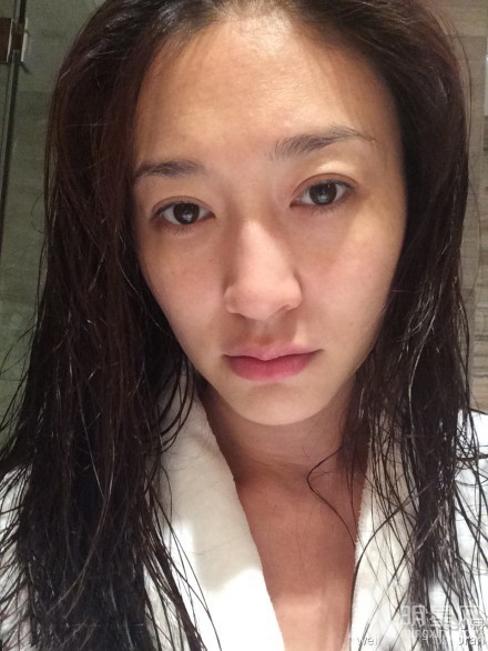 人妻李小冉素颜自拍剔透肌肤获网友点赞_图-2