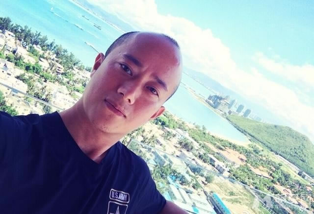 宋祖英弟弟曝光海岛自拍休闲惬意_图-1
