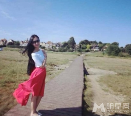 陈一冰甜蜜曝婚讯美艳妻子获网友点赞_图-4
