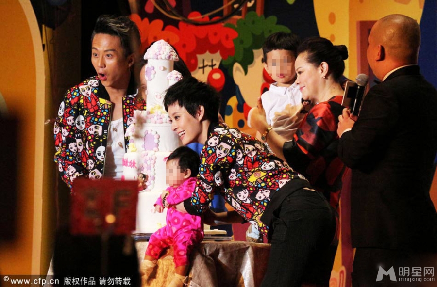 孙俪女儿百日宴现场曝光邓超无节操跪舔孙俪脚丫_图-6
